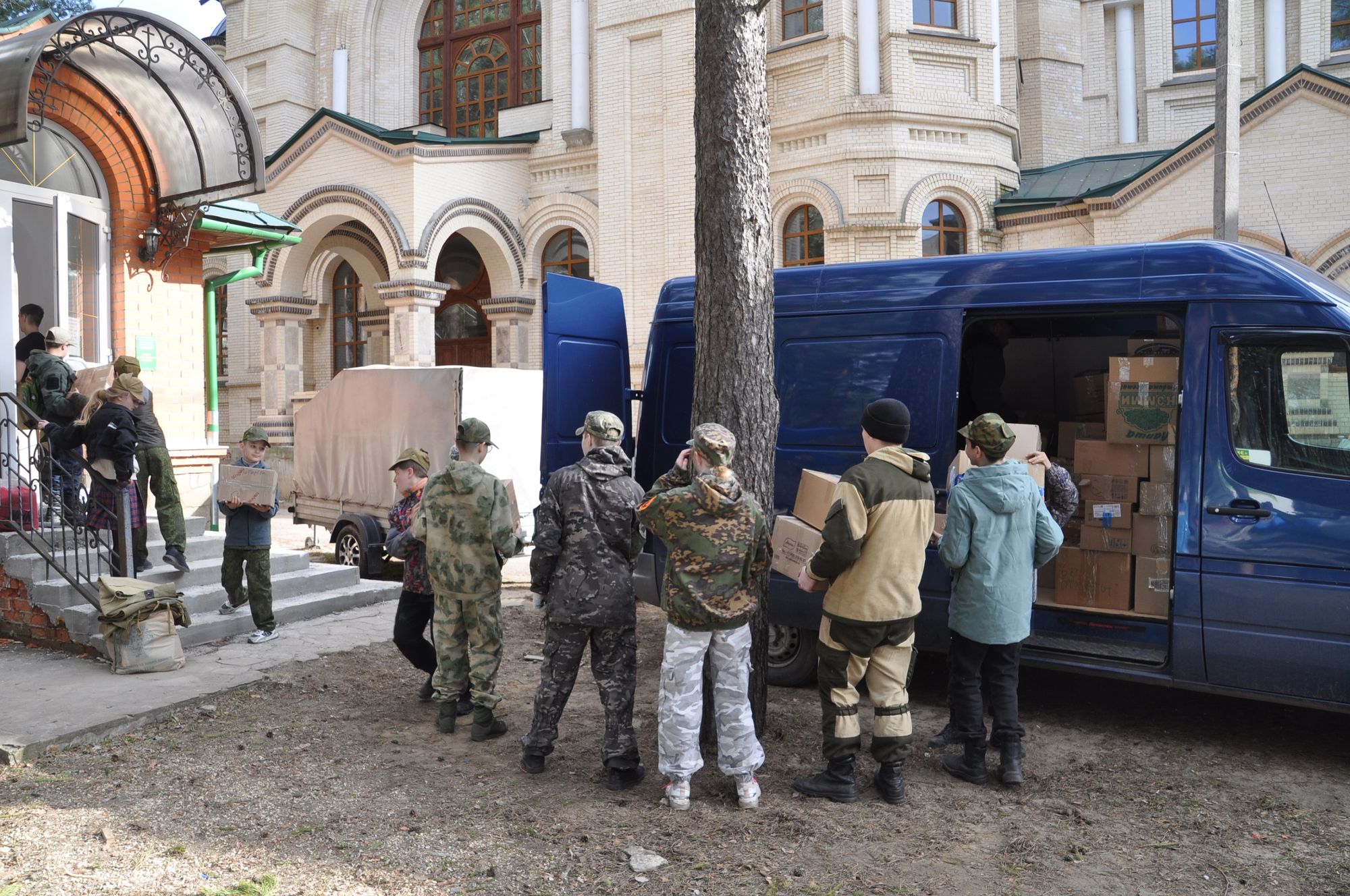 Коломенская епархия передала помощь в Волновахский район в Томске -  Церковная помощь беженцам и пострадавшим от военных действий